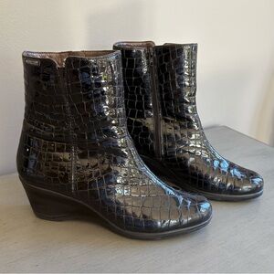 Mephisto Air-Jet Patent Leather Croc Embossed Black Wedge Ankle Bootie US 8.5